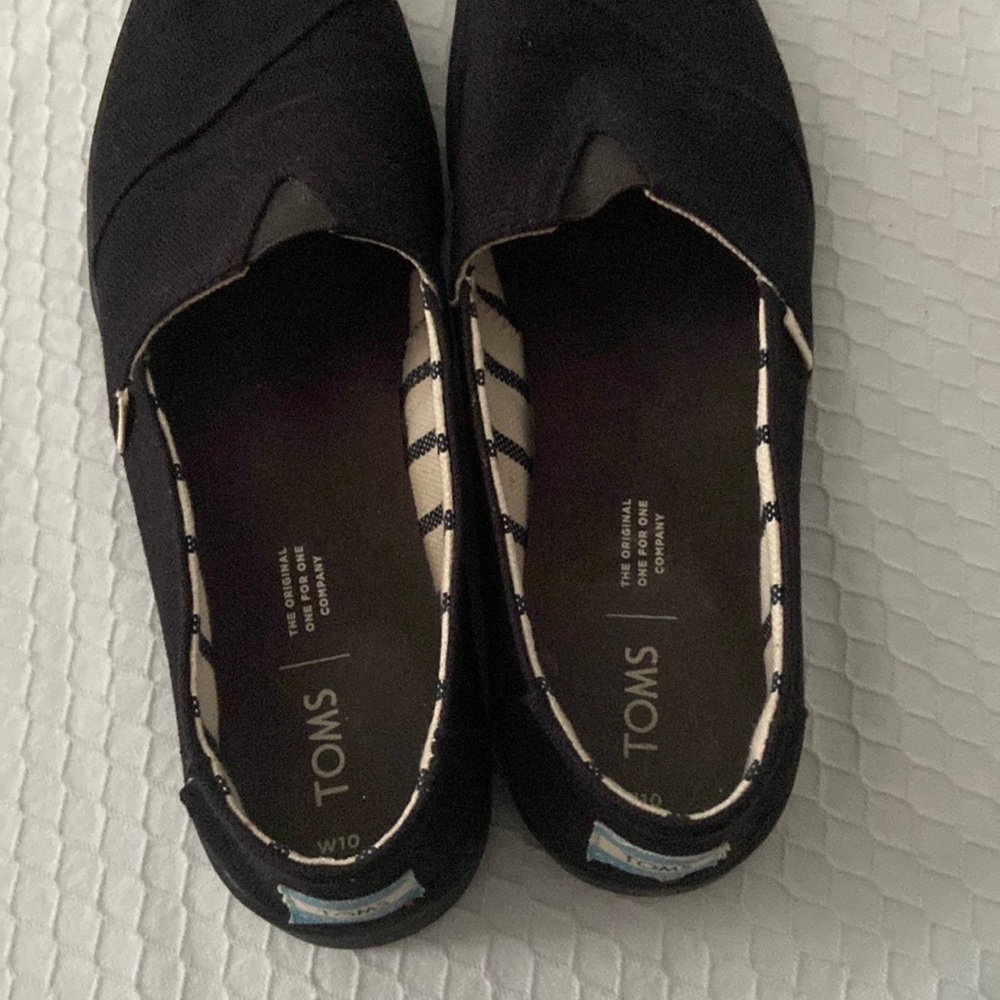 Tom’s black shoes
